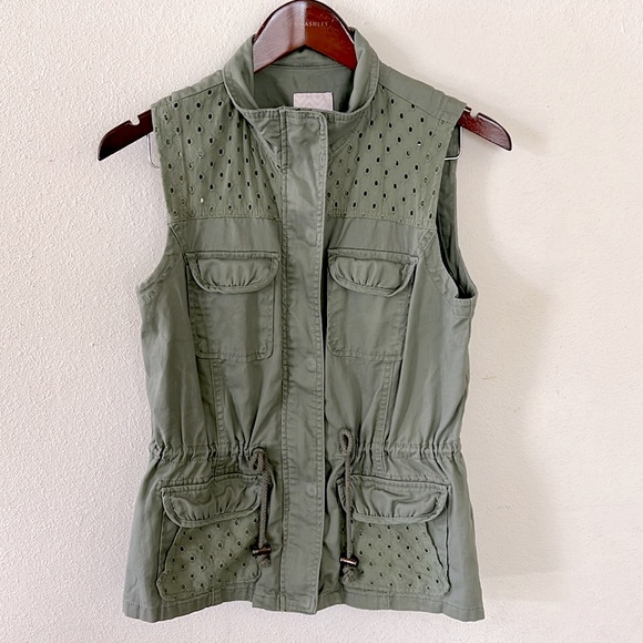 Candie's Sleeveless Vest - Picture 2 of 14